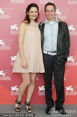 高清：《后事》记者会 泽格斯怀孕被导演摸大肚送吻