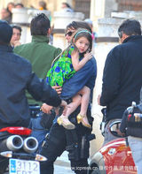 高清：小苏瑞现身片场 躺在妈妈身上像女王般尊贵