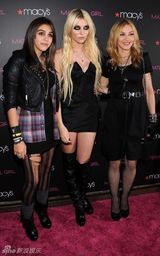 组图：麦当娜母女齐上阵宣传潮牌 泰勒烟熏装扮酷