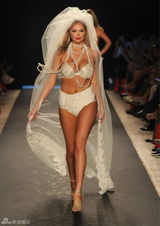 组图：超模凯特-阿普顿为内衣走秀 胸部丰满