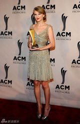 组图：乡村音乐学院颁奖礼 泰勒-斯威夫特红唇电眼