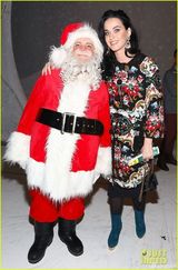 组图：水果姐梅尔浪漫约会 与圣诞老人合影显俏皮