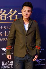 组图：芭莎男士盛典红毯 刘烨贾乃亮帅气登场