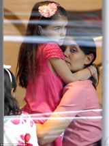 组图：凯蒂糖果店扫货庆34岁生日 苏瑞桃红套装乖巧