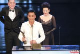 组图：黄秋生颁奖调侃提名演员 逗笑叶德娴
