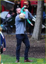 组图：娜奥米-沃兹与老公情侣装出游 可爱儿子缠老爸