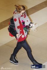 组图：f(x)少女时代Beast等亮相机场展休闲时尚风采