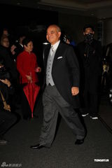 组图：郑裕彤孙女郑志雯出嫁称给孙女婿打满分