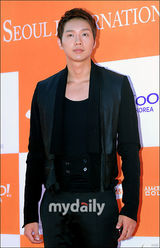 组图：朴有天闵孝琳等众星亮相首尔电视颁奖礼红毯