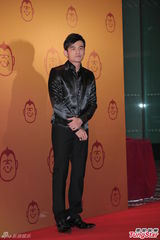 组图：周杰伦现身祝寿曾志伟 全黑套装帅气