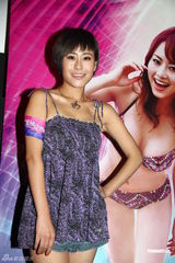 组图：《蜜桃成熟时》宣传 女星吉泽明步短裙亮相