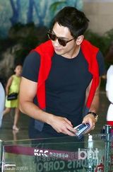 组图：韩星Rain现身机场飞上海 红衫红鞋抢眼