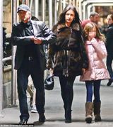 组图：道格拉斯患癌后暴瘦 携妻儿外出享天伦