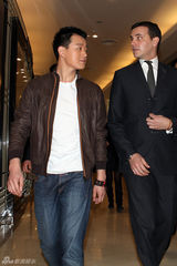 组图：佟大为受邀国际品牌活动人气爆棚