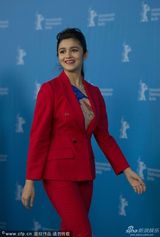 组图：《在路上》发布会女星阿莉雅吮指显诱惑