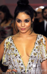 组图：《春假》首映 比伯女友与女伴比拼豪乳