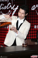 组图：严爵将与NS允智同台飙歌 相约私下拼酒