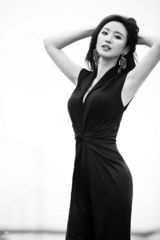 组图：张萌限量版台历出炉 轻熟女启梦2013