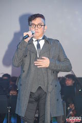 组图：谭咏麟出席慈善筹款活动 王敏德与爱子合唱