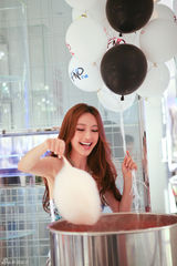 组图：张俪参加时尚派对 玩性大发做爆米花