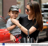 组图：米兰达时尚甜美 萌子调皮指狗仔镜头