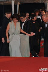 组图：金燕玲纱裙飘逸 牵手钱嘉乐亮相红毯