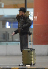 独家：王学兵喜得子回京 机场借打火机坐豪车