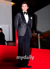 组图：章子怡张东健盛装走红毯 张柏芝粉裙美艳