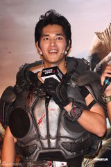 组图：蓝正龙穿铠甲做代言 为新戏勤健身练腹肌