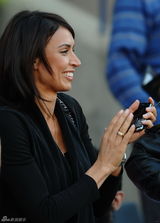 幻灯图:英格兰太太团助阵英德大战 特里抱女观看