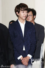 组图：严泰雄《刀与花》发布 CN正信正装帅气