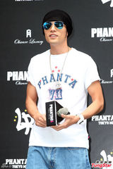 组图：周杰伦被问订婚打太极 自豪暴瘦腹肌仍在