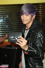 组图：黄鸿升生日开唱 喜收高档耳机