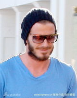 幻灯图集：贝克汉姆携三子外出 秀络腮胡新造型