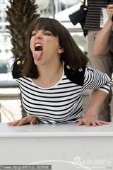 幻灯：《爱，想象》记者会 女主角夸张吐舌做鬼脸