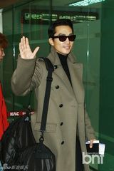 组图：宋承宪长大衣机场时尚展浪漫秋季风