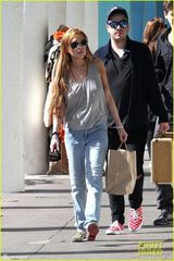 组图：林赛罗韩庭审后穿背心购物豪乳激凸