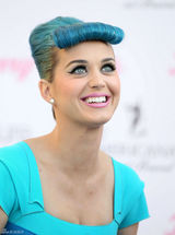 组图：凯蒂佩里蓝发爆乳似芭比 斗鸡眼表情鬼马