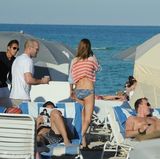 组图：惠特莉和男友杰森-斯坦森海边亲热度假