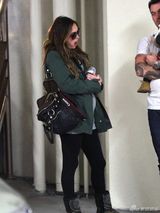 组图：梅根-福克斯挺大肚现身 爱子叼奶嘴萌呆