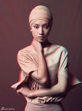 组图：董洁3D时尚照封面 独特造型演绎先锋时尚