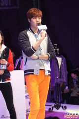 组图：李敏镐休闲装帅气亮相 长腿偶吧笑容迷人