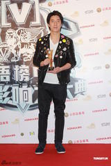 组图：众星亮相华语榜中榜颁奖礼 齐聚后台秀奖杯