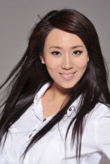 组图：“纯色系”美女卢卓婕  黑白中彰显个性魅力