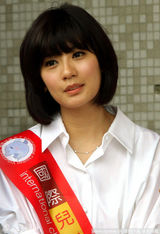 幻灯图：贾静雯母亲节两地奔波探望孤儿 洒泪现场 