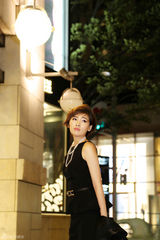 组图：陈维涵街拍写真演绎知性优雅风