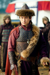 组图：《美人无泪》将播 钱泳辰挑战熊人