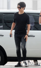 组图：《听声》主演出国度假 李钟硕未同行