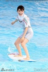 组图：大岛优子率团员热辣短裙跳舞 展冲浪身手