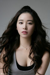 组图：阚清子黑色大片风情魅惑 低胸秀性感